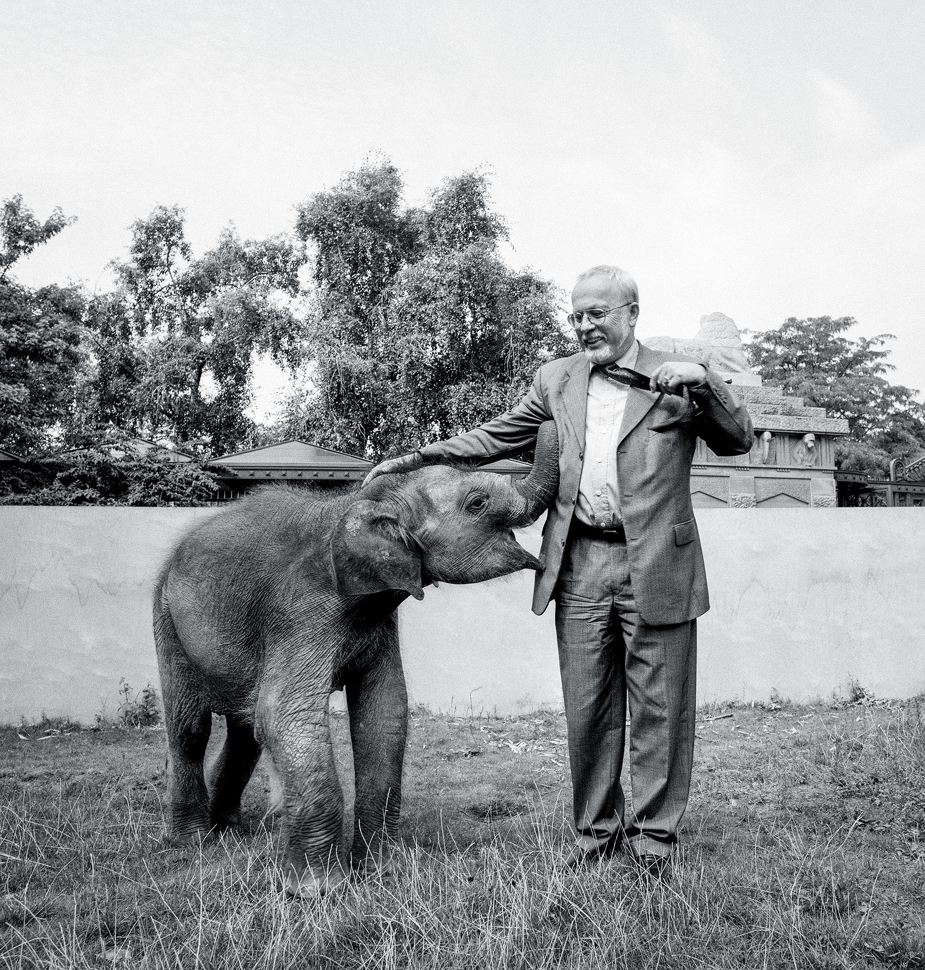 "Grosse Tiere in Berlin" Lotha de Maizière und der junge Elefant Plai Kiri.